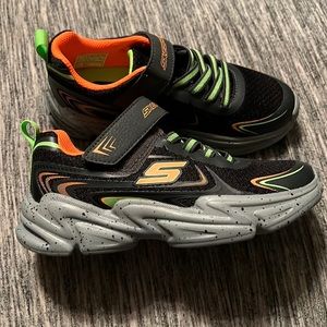 Boys size 1 sketchers tennis shoes, brand new